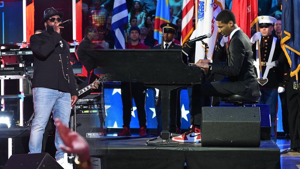 Dua penyanyi ternama Amerika Serikat (AS), Tariq Trotter (kiri) dan Jon Baptiste ikut ramaikan pertandingan NBA All-Star 2017.